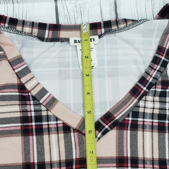 BAE CITY Pullover V-Neck Plaid Blouse, Size 3X - Picture 7 of 8